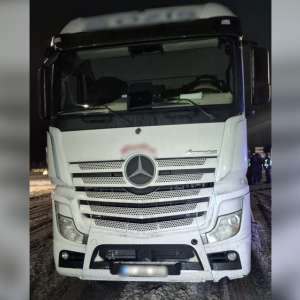 Cetățeni străini depistaţi ascunși într-un camion ce transporta bariere metalice de către polițiștii de frontieră giurgiuveni