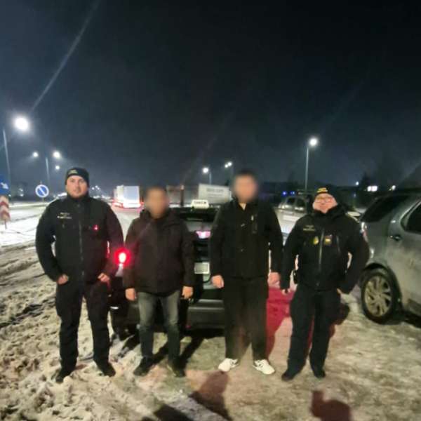 Doi cetățeni sirieni depistaţi &icirc;ntr-un taxi fără documente valabile pentru a călători &icirc;n spațiul Schengen