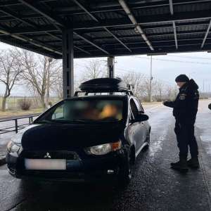 Depistat la controlul de frontieră, la volan, deşi nu avea dreptul de a conduce