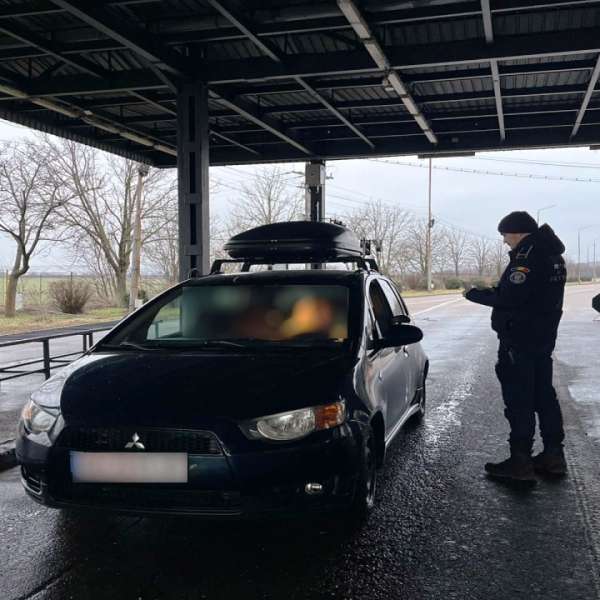 Depistat la controlul de frontieră, la volan, deşi nu avea dreptul de a conduce