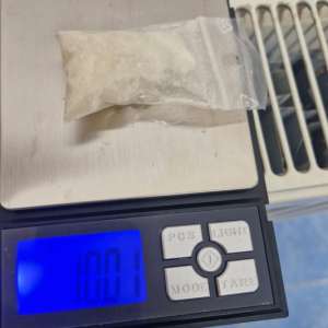 Două persoane arestate pentru deținerea de droguri de mare risc pe care intenționau să le comercializeze