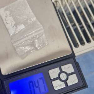 Două persoane arestate pentru deținerea de droguri de mare risc pe care intenționau să le comercializeze