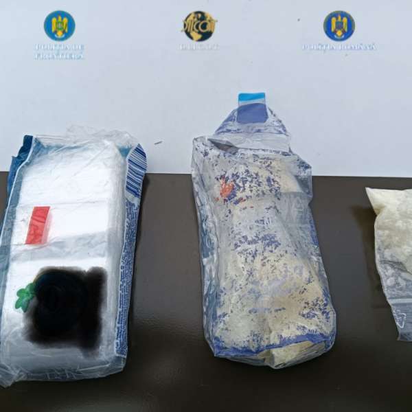 Două persoane arestate pentru deținerea de droguri de mare risc pe care intenționau să le comercializeze