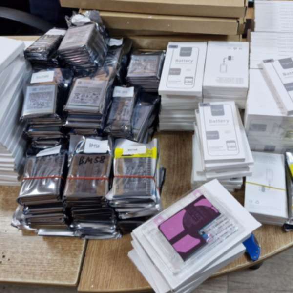 Baterii pentru dispozitive mobile, de peste 90.000 de lei, confiscate la PTF St&acirc;nca