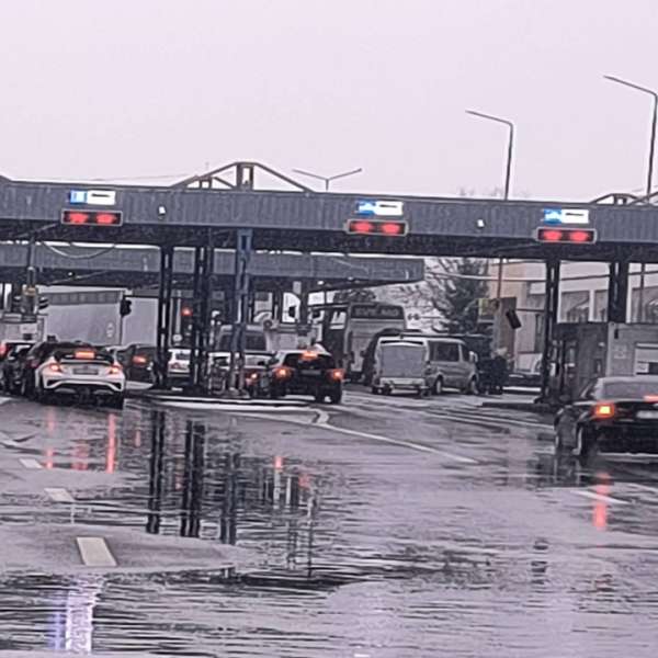 Cercetată pentru că a prezentat la controlul de frontieră o carte de identitate falsă