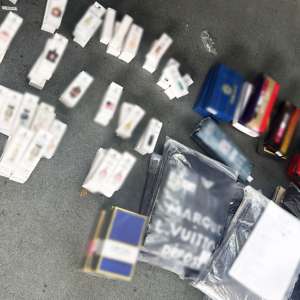 Produse susceptibile a fi contrafăcute, în valoare de aproximativ 650.000 de lei, depistate de polițiștii de frontieră giurgiuveni
