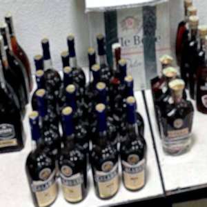 Peste 70 de litri de băuturi alcoolice și țigări de contrabandă descoperite în bagajele a doi pasageri de autocar la controlul de frontieră