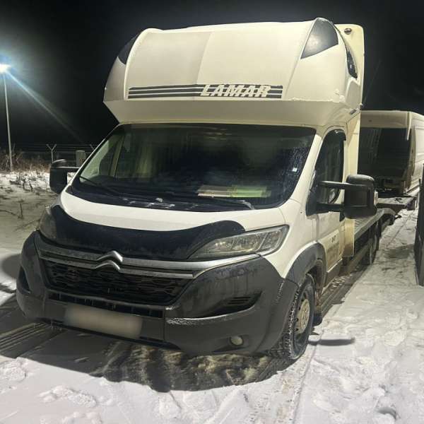 Caroserie parţială a unui microbuz furată din Germania, descoperită la PTF Racovăţ