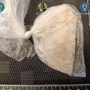 Două persoane arestate preventive pentru trafic de droguri de mare risc