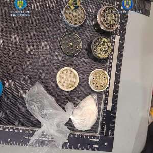 Două persoane arestate preventive pentru trafic de droguri de mare risc