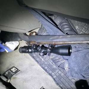 Armă de vânătoare descoperită de polițiștii de frontieră într-o mașină la Vișeu de Sus