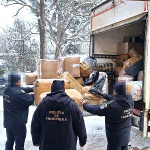 Captură record la frontieră: Polițiștii confiscă bunuri contrafăcute de 7 milioane lei și mii de țigarete. Șoferul a fost arestat preventiv pentru 30 de zile