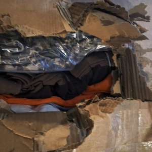 Captură record la frontieră: Polițiștii confiscă bunuri contrafăcute de 7 milioane lei și mii de țigarete. Șoferul a fost arestat preventiv pentru 30 de zile