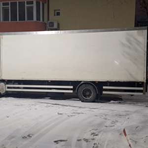 Captură record la frontieră: Polițiștii confiscă bunuri contrafăcute de 7 milioane lei și mii de țigarete. Șoferul a fost arestat preventiv pentru 30 de zile