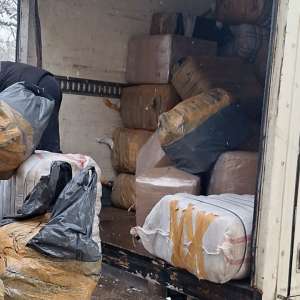 Captură record la frontieră: Polițiștii confiscă bunuri contrafăcute de 7 milioane lei și mii de țigarete. Șoferul a fost arestat preventiv pentru 30 de zile