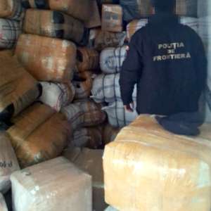 Captură record la frontieră: Polițiștii confiscă bunuri contrafăcute de 7 milioane lei și mii de țigarete. Șoferul a fost arestat preventiv pentru 30 de zile
