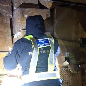 Captură record la frontieră: Polițiștii confiscă bunuri contrafăcute de 7 milioane lei și mii de țigarete. Șoferul a fost arestat preventiv pentru 30 de zile