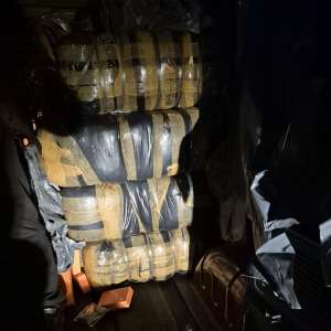 Aproximativ 2.000 de produse susceptibile a fi contrafăcute, descoperite de polițiștii de frontieră giurgiuveni