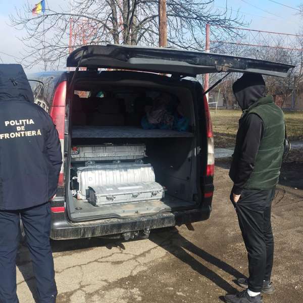 Șase baterii hibride suspecte a fi furate, confiscate la frontieră
