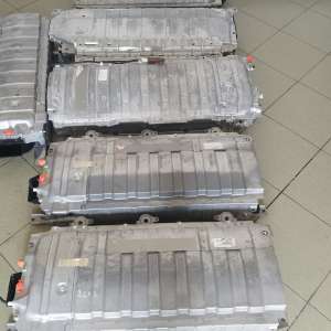 Șase baterii hibride suspecte a fi furate, confiscate la frontieră