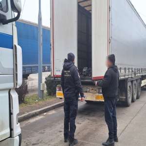 Remorcă radiată din circulație, descoperită la controlul de frontieră