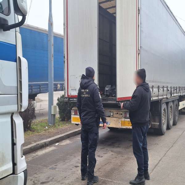 Remorcă radiată din circulație, descoperită la controlul de frontieră