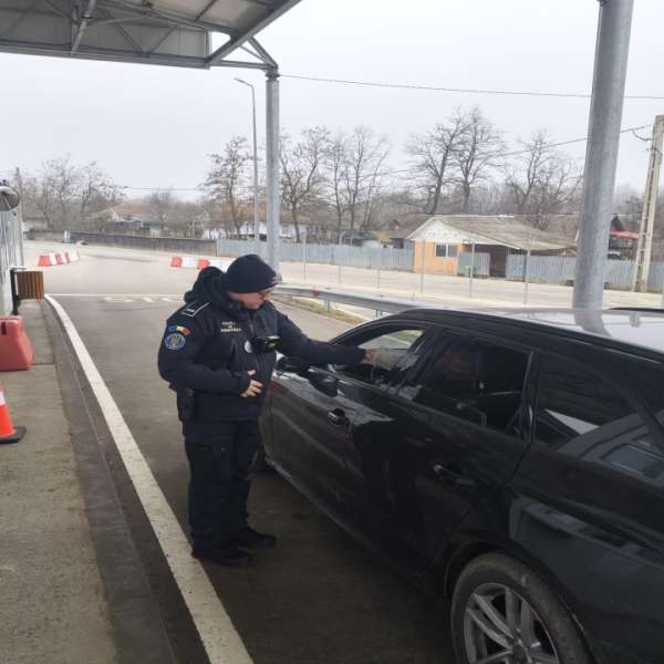 Autoturism cu număr fals de înmatriculare, descoperit la controlul de frontieră, în Bumbăta
