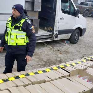 Microbuz modificat pentru ascunderea a 250.000 de țigarete de contrabandă