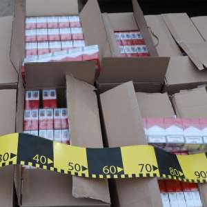 Microbuz modificat pentru ascunderea a 250.000 de țigarete de contrabandă