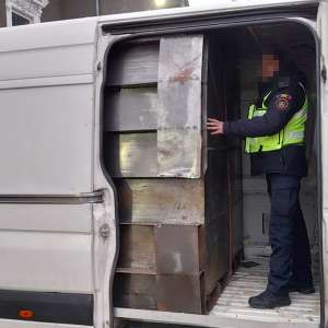 Microbuz modificat pentru ascunderea a 250.000 de țigarete de contrabandă