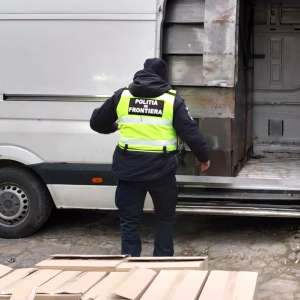 Microbuz modificat pentru ascunderea a 250.000 de țigarete de contrabandă