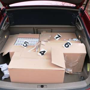 Autovehicule încărcate cu ţigări de contrabandă, descoperite în municipiul Iași