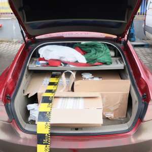 Autovehicule încărcate cu ţigări de contrabandă, descoperite în municipiul Iași