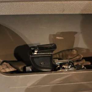 Armă neletală, fără documente legale, descoperită de polițiștii de frontieră