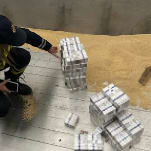 Contrabandă ingenioasă la frontieră: țigări în valoare de 63.000 de euro ascunse în podeaua unui camion cu furaje de soia vrac