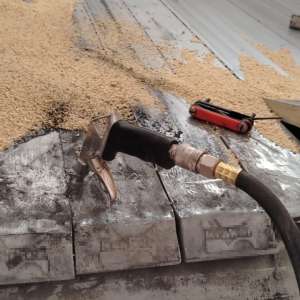 Contrabandă ingenioasă la frontieră: țigări în valoare de 63.000 de euro ascunse în podeaua unui camion cu furaje de soia vrac