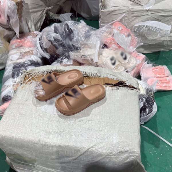 Bunuri susceptibile a fi contrafăcute, &icirc;n valoare de 23.400 lei, descoperite &icirc;n PTF Siret