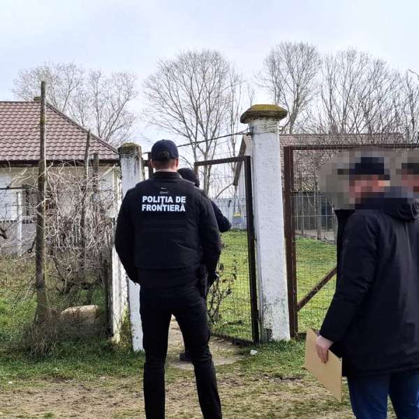Aproximativ 15 kg de icre negre, peste 48 kg de sturion și diverse sume de bani descoperite de polițiștii de frontieră constănțeni, &icirc;n urma unor percheziții