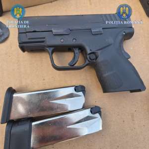 Peste 100 de pistoale, încărcătoare și 60.000 de țigarete descoperite la Calafat