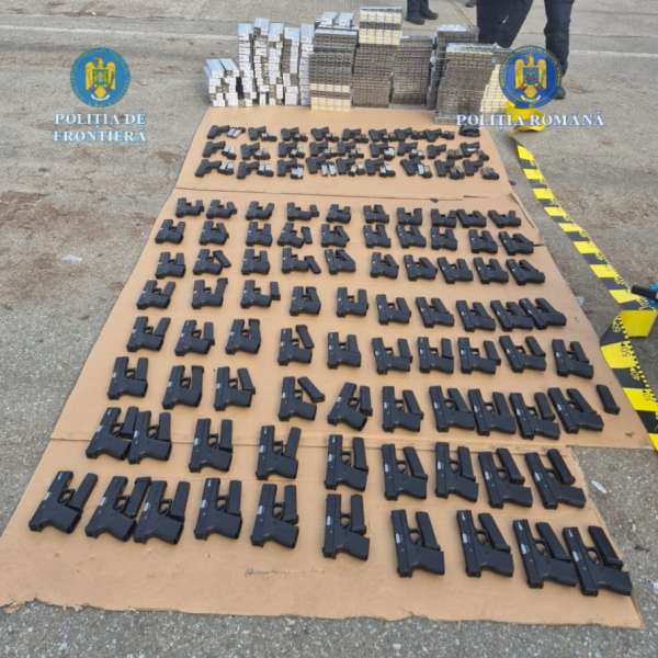 Peste 100 de pistoale, &icirc;ncărcătoare și 60.000 de țigarete descoperite la Calafat