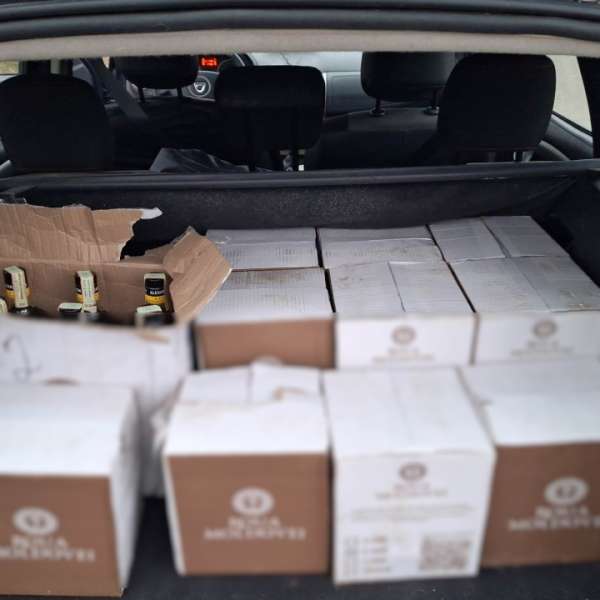 Microbuze pline cu coniac fără documente, oprite &icirc;n trafic de polițiștii de frontieră