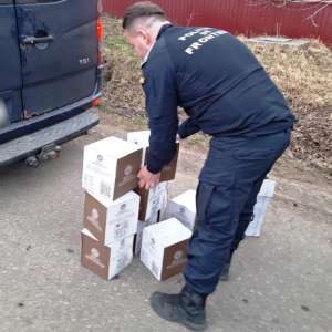Microbuze pline cu coniac fără documente, oprite în trafic de polițiștii de frontieră