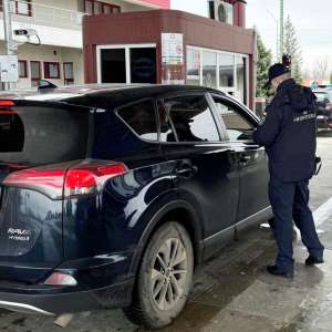 Asigurare falsă prezentată drept autentică la controlul de frontieră