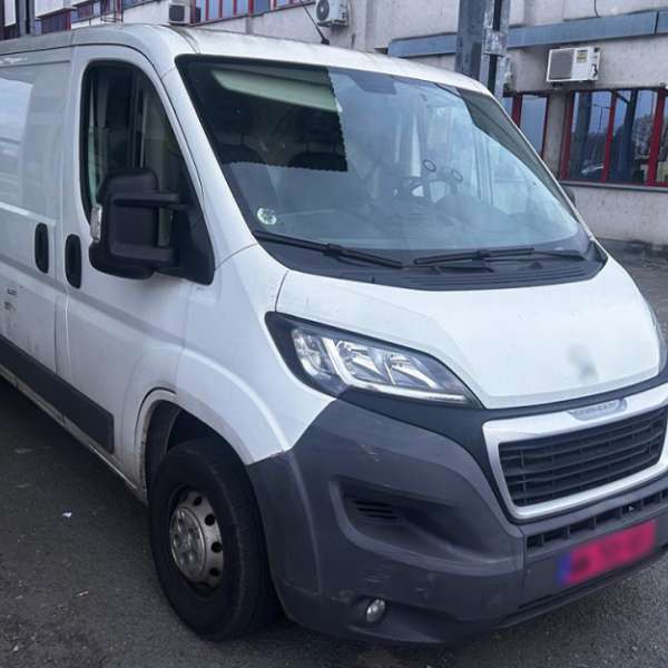 Autoturism furat din Franța, oprit &icirc;n Petea de polițiștii de frontieră