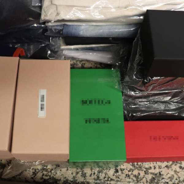 Sute de bunuri susceptibile a fi contrafăcute, descoperite &icirc;n bagaje de cală pe Aeroportul Otopeni