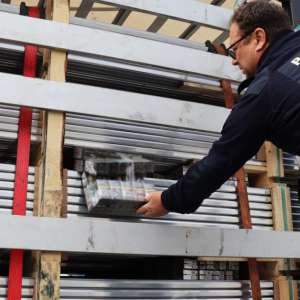 Tigarete ascunse într-un autocamion care transporta profile de aluminiu, descoperite de către poliţiştii de frontieră