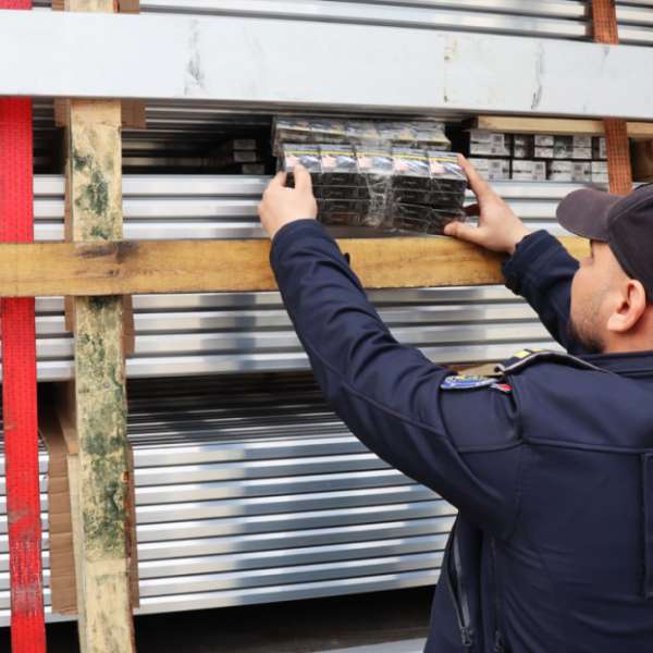 Țigarete ascunse &icirc;ntr-un autocamion care transporta profile de aluminiu, descoperite de către poliţiştii de frontieră