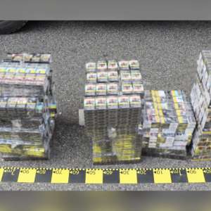 Tigarete ascunse într-un autocamion care transporta profile de aluminiu, descoperite de către poliţiştii de frontieră