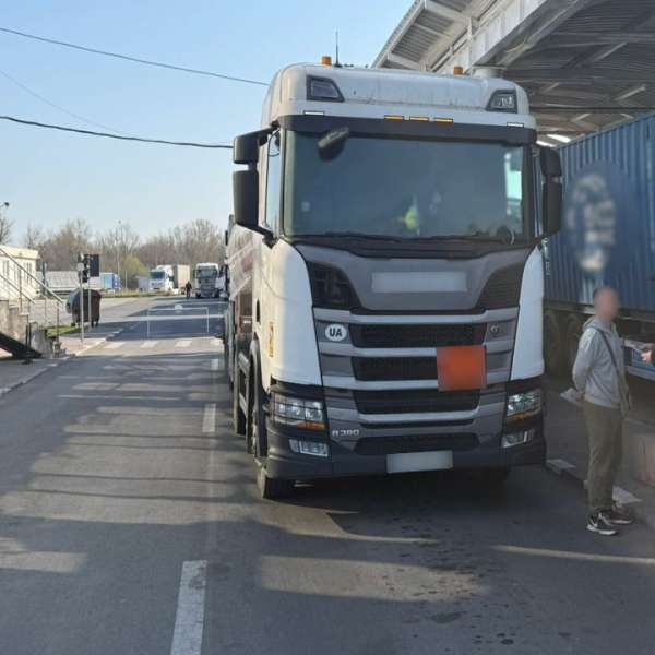 Cetățean rom&acirc;n depistat la volanul unui autocamion, deşi nu avea acest drept