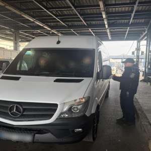 Depistat la controlul de frontieră, la volan, fără drept de a conduce